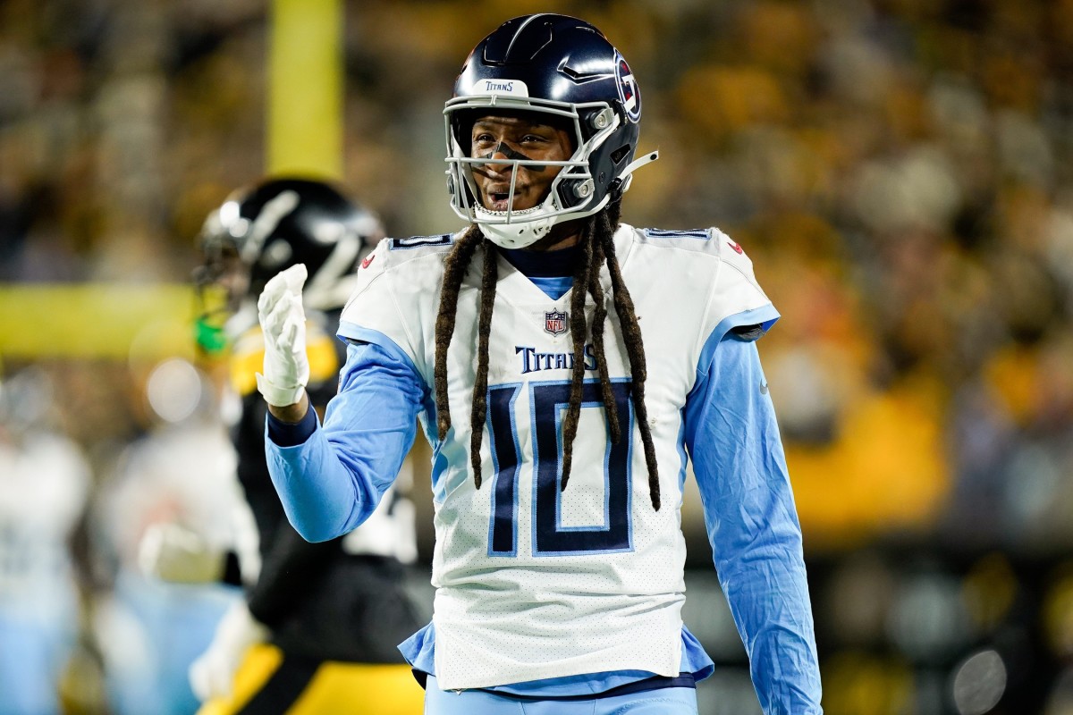 Tennessee Titans wide receiver DeAndre Hopkins (10) reacts to a call during the first quarter against the Pittsburgh Steelers.
